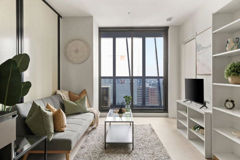 A Chic & Comfy 2BR Apt On Collins With City Views - Accommodation Mermaid Beach 0