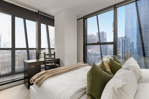 A Chic & Comfy 2BR Apt On Collins With City Views - Accommodation Mermaid Beach 1