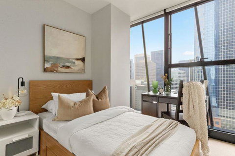 A Chic & Comfy 2BR Apt On Collins With City Views - Accommodation Mermaid Beach 4