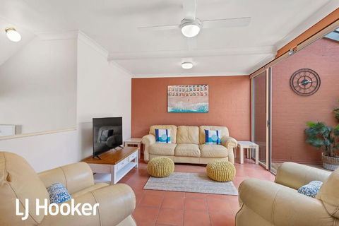 Amazing Waterfront Location - Accommodation Mermaid Beach 4