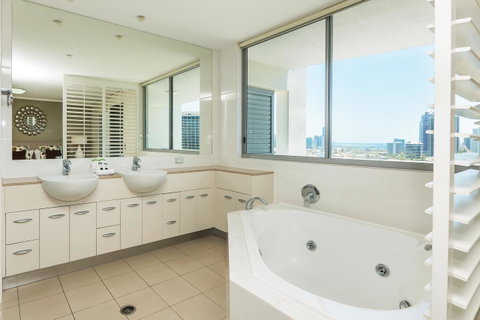Trilogy Surfers Paradise - Accommodation Mermaid Beach 25