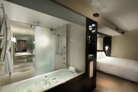 Hilton Cairns - Accommodation Mermaid Beach 19