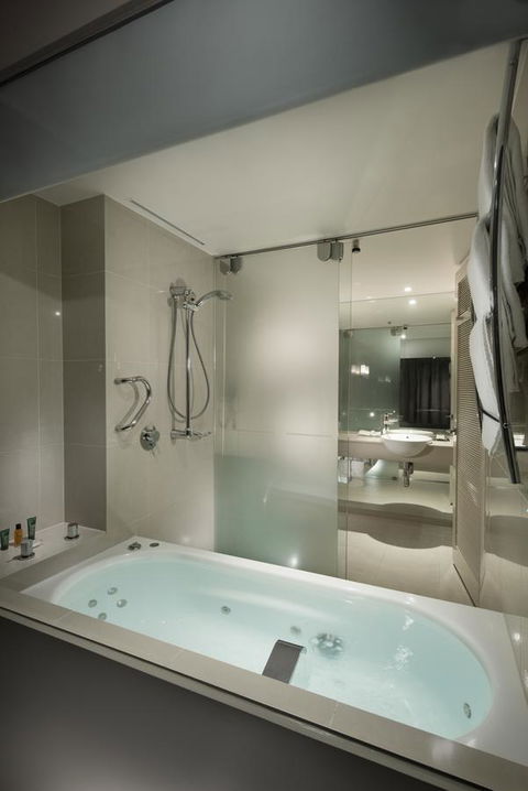 Hilton Cairns - Accommodation Mermaid Beach 4