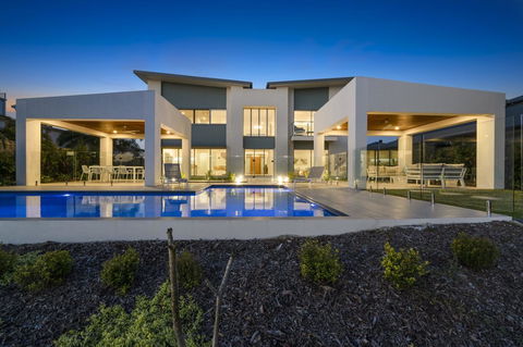 Luxury Canal Front Holiday House - Accommodation Mermaid Beach 0