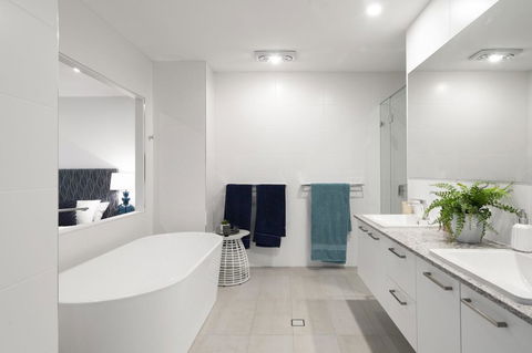 Luxury Canal Front Holiday House - Accommodation Mermaid Beach 15