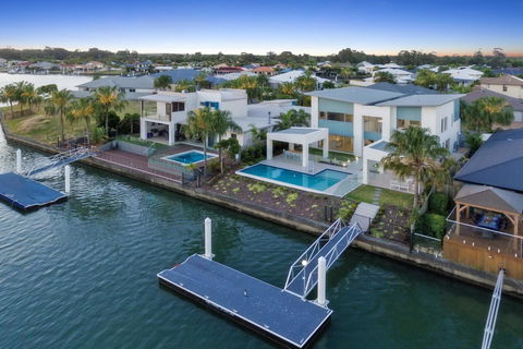Luxury Canal Front Holiday House - Accommodation Mermaid Beach 2
