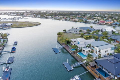 Luxury Canal Front Holiday House - Accommodation Mermaid Beach 10
