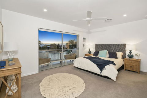 Luxury Canal Front Holiday House - Accommodation Mermaid Beach 4
