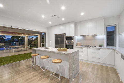 Luxury Canal Front Holiday House - Accommodation Mermaid Beach 12