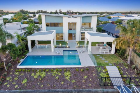 Luxury Canal Front Holiday House - Accommodation Mermaid Beach 7