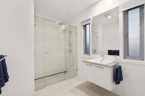 Luxury Canal Front Holiday House - Accommodation Mermaid Beach 5