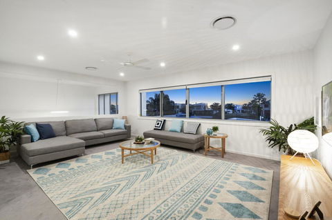 Luxury Canal Front Holiday House - Accommodation Mermaid Beach 8