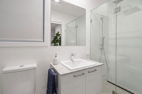 Luxury Canal Front Holiday House - Accommodation Mermaid Beach 11