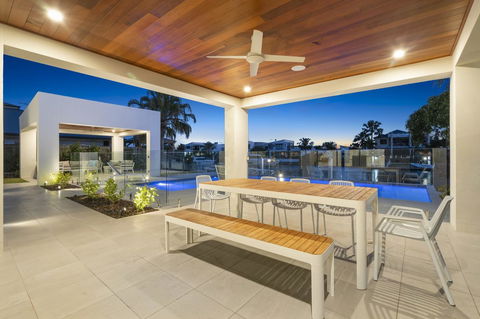 Luxury Canal Front Holiday House - Accommodation Mermaid Beach 14