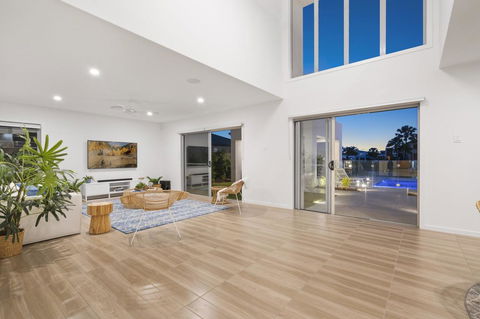 Luxury Canal Front Holiday House - Accommodation Mermaid Beach 9