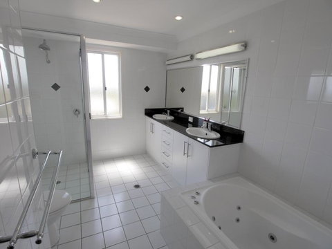 Blue Water Views 1 - Accommodation Mermaid Beach 11