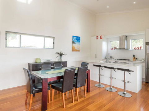 Island Time - Accommodation Mermaid Beach 9