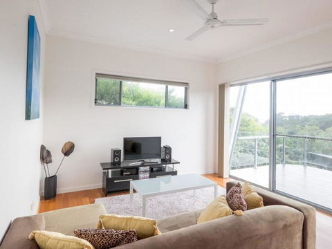Island Time - Accommodation Mermaid Beach 3