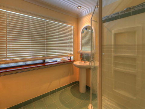 Belle Vue Beach House By Discover Stradbroke - Accommodation Mermaid Beach 5