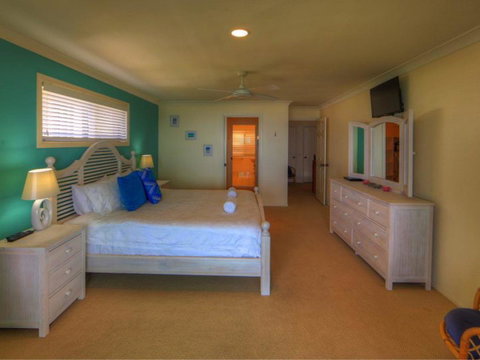 Belle Vue Beach House By Discover Stradbroke - Accommodation Mermaid Beach 1