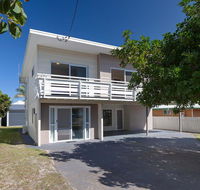 'SeaHaven' 2 Richardson Ave - Large home with Aircon Smart TV WIFI Netflix  Boat Parking - Accommodation Mermaid Beach