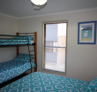 1 Naiad Court - Lowset family home with swimming pool and covered deck. Pet friendly - Accommodation Mermaid Beach