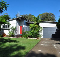 10 Double Island Drive - Modern family home centrally located swimming pool  outdoor area - Accommodation Mermaid Beach