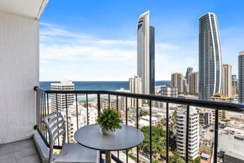 Beach-facing Studio Apt In Surfers Paradise with Accommodation Mermaid Beach