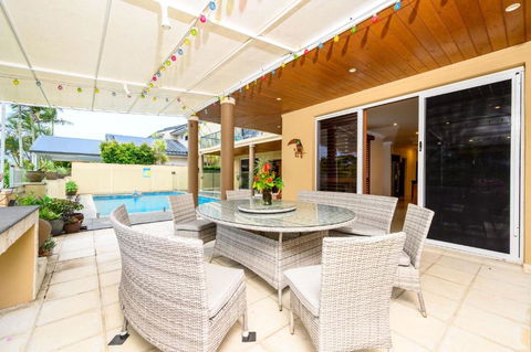 Benowa Bliss Retreat - Waterfront With Skyline Views - Accommodation Mermaid Beach 1