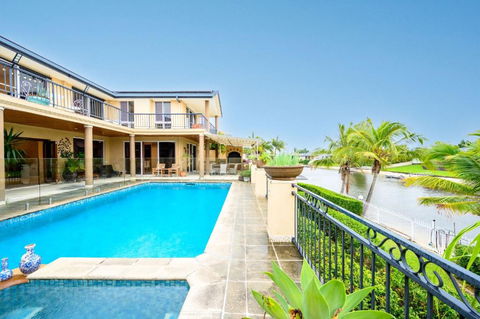 Benowa Bliss Retreat - Waterfront With Skyline Views - Accommodation Mermaid Beach 3