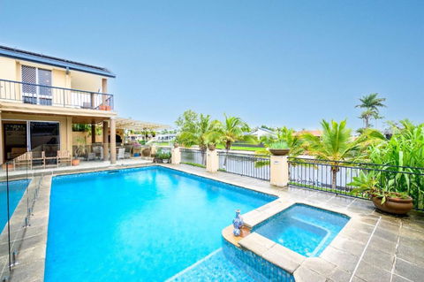 Benowa Bliss Retreat - Waterfront With Skyline Views - Accommodation Mermaid Beach 4
