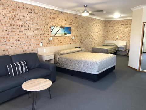 Cardiff Motor Inn - Accommodation Mermaid Beach 0