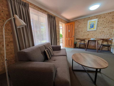 Cardiff Motor Inn - Accommodation Mermaid Beach 1