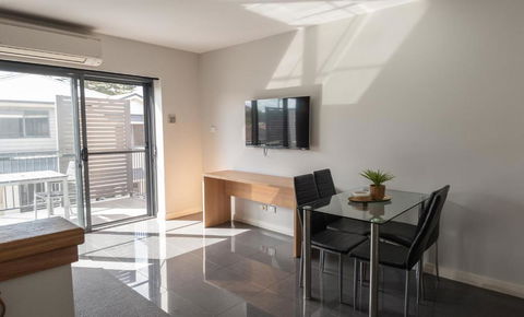 Cardiff Executive Apartments - Accommodation Mermaid Beach 4