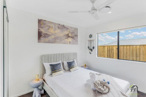 Cozy&Luminous 4-bedroom House - Accommodation Mermaid Beach 2