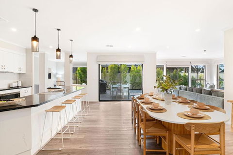 Crimson Ridge - Wines, Vines And Dine - Accommodation Mermaid Beach 3
