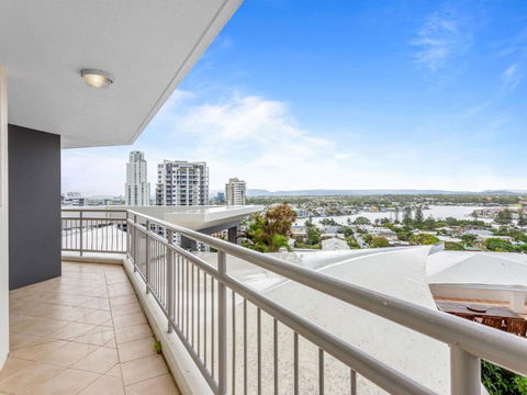 Crown Towers Superior 3 Bedroom Apartment - CoastHM - Accommodation Mermaid Beach 2