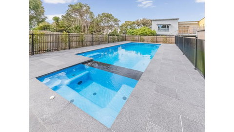 52 ON BAYVIEW - PET FRIENDLY (OUTSIDE ONLY) - Accommodation Mermaid Beach 0