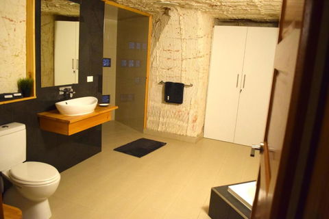 Dug Out B&B - Accommodation Mermaid Beach 3