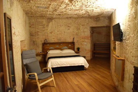 Dug Out B&B - Accommodation Mermaid Beach 1