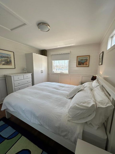 Elegant And Scenic Floating Boat House - Accommodation Mermaid Beach 3