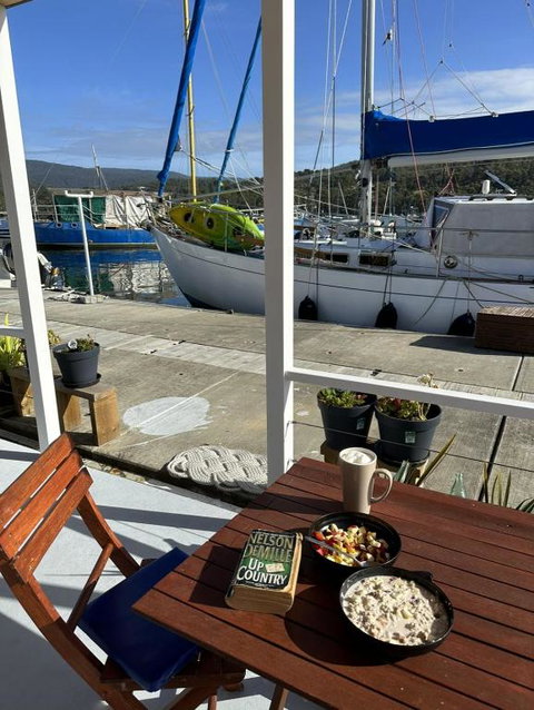 Elegant And Scenic Floating Boat House - Accommodation Mermaid Beach 4