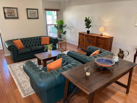 Grand Retreat In Peaceful Street - Accommodation Mermaid Beach 0
