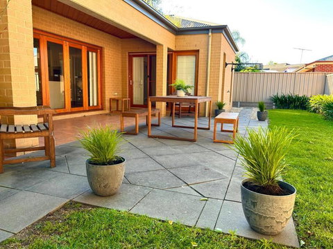 Grand Retreat In Peaceful Street - Accommodation Mermaid Beach 1
