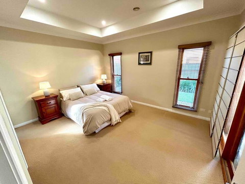 Grand Retreat In Peaceful Street - Accommodation Mermaid Beach 3