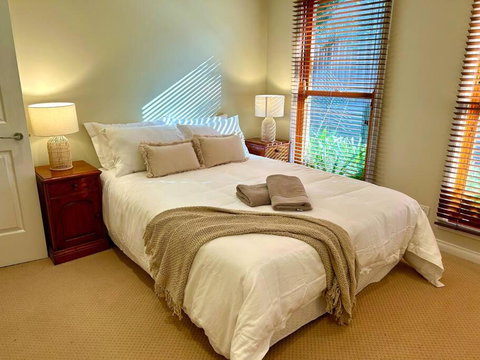 Grand Retreat In Peaceful Street - Accommodation Mermaid Beach 4