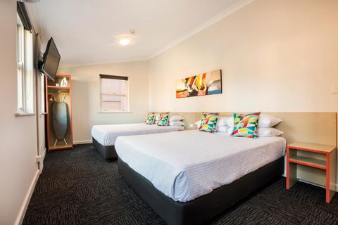 Granville Hotel - Accommodation Mermaid Beach 1