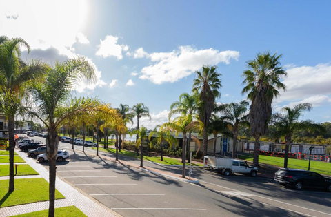 Hotel Renmark - Accommodation Mermaid Beach 1