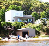 Amazing Ansons Bay Absolute Waterfront Beach House - Accommodation Mermaid Beach