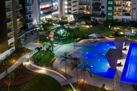 Art-Inspired, Designer APT In The Vibrant Area - Accommodation Mermaid Beach 1